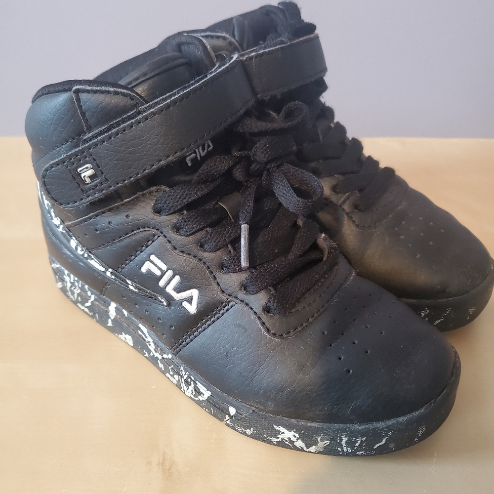 Boy's Fila hi top shoes